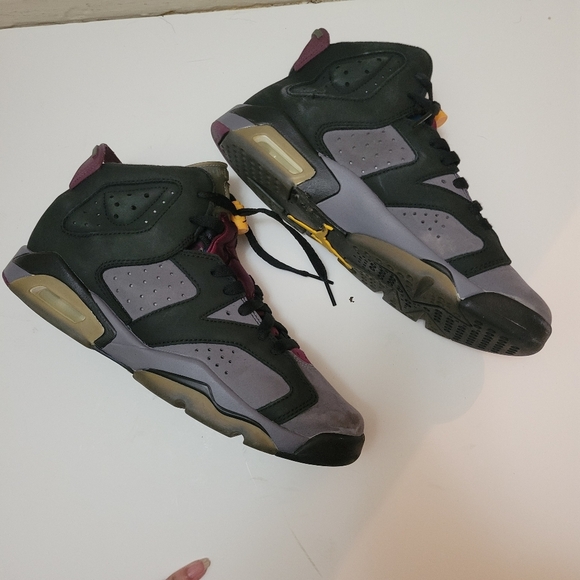 Air Jordan's 6 Retro Bordeaux Sneakers EUC - Picture 2 of 8